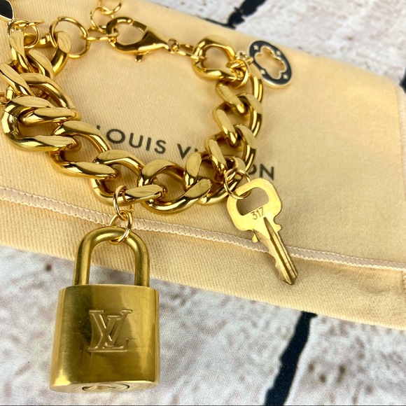 Louis Vuitton lock and key on a gold plated bracelet chain - Picture 3 of 5